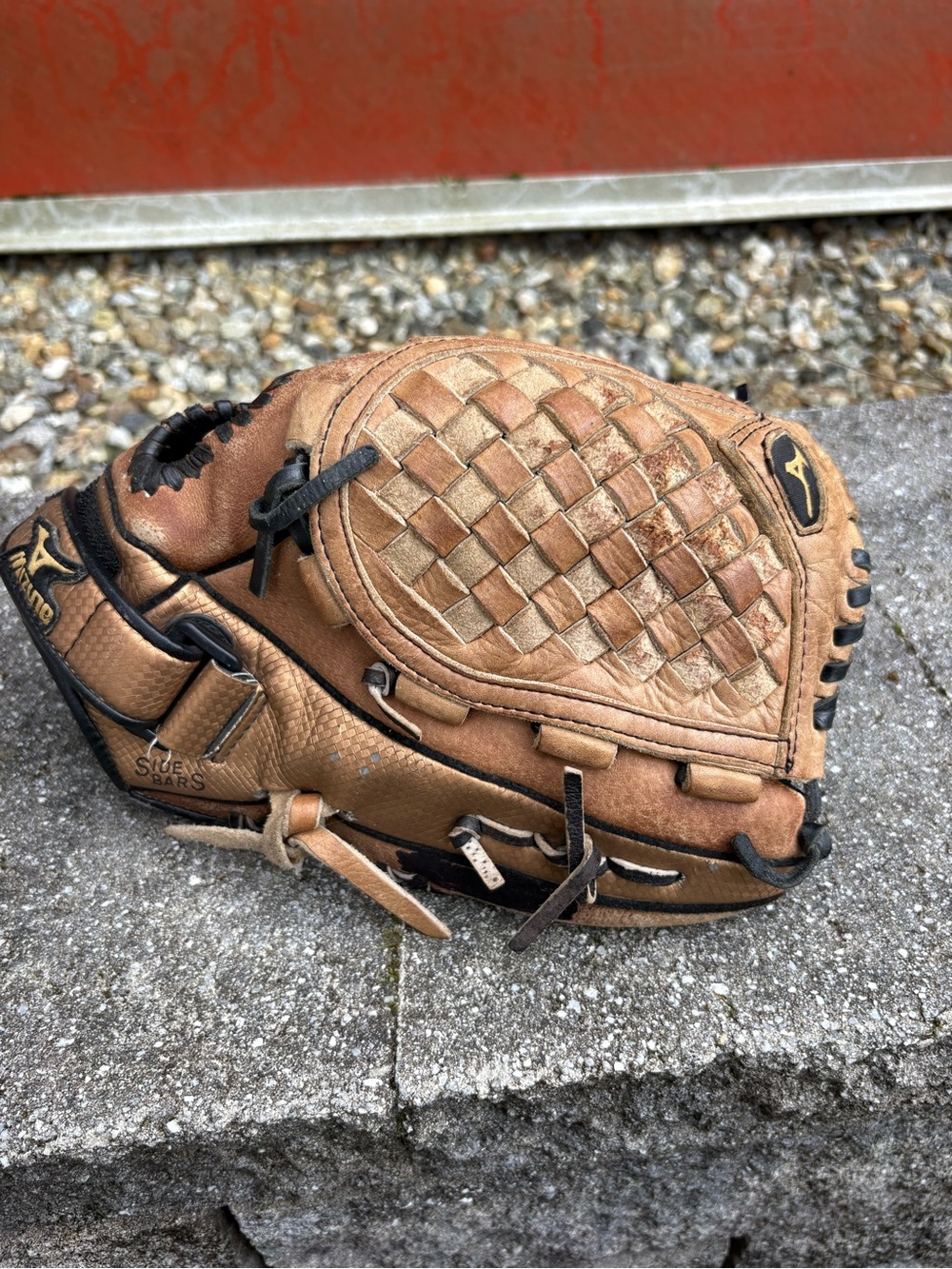 Baseball glove for right handed thrower -12”-Mizuno-soft softball